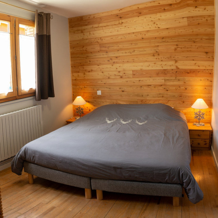 Chambre avec un lit en taille 180 pour 2 personnes.