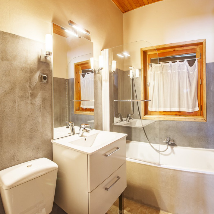 Salle de bain 2e niveau avec baignoire